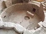 El sipapu es el pequeño agujero redondo en el piso de una ruina de una kiva. El agujero más grande corresponde a un pozo de fuego.Mesa Verde.