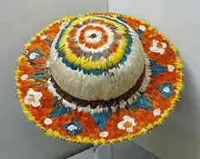 Sombrero de plumaria cholón. Amazonía peruana, siglo XVIII. Recogido por la Expedición Botánica al Virreinato del Perú.