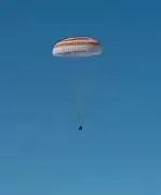 Soyuz TMA-07M descendiendo con su paracaídas principal desplegado.
