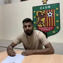 stalin morocho firmando con el deportivo cuenca