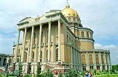Vista posterior de la Basílica, con vistas a la plaza.