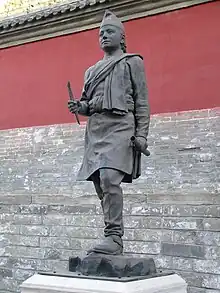 Estatua del arquitecto nepalí Araniko, que ayudó a construir la pagoda del templo.