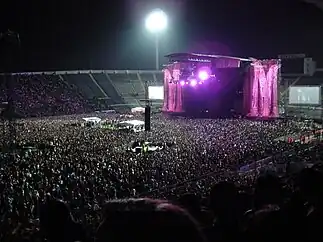 Parte de la audiencia en Chile durante el Sticky & Sweet Tour
