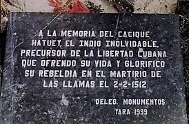 Tarja en la base de la estatua de Hatuey