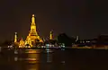 Vista nocturna desde el río Chao Phraya.