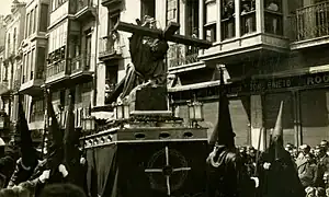 Jesús en su Tercera Caída procesionando por las calles de Zamora la tarde de Lunes Santo del año 1947