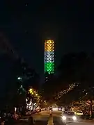 El edificio iluminado con los colores de la bandera de la India, con motivo del Día de la Independencia.