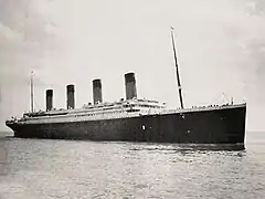 El Titanic estacionado en las cercanías de Queenstown, durante su última escala.