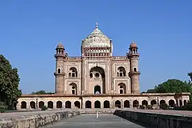 Tumba de Safdarjung (1753-1754),  mausoleo del nawab Safdar Jang, construido en Nueva Delhi en el estilo mogol tardío