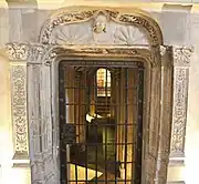 La puerta sur de la cripta de la basílica de Saint-Sernin fue la primera manifestación de la arquitectura renacentista en Toulouse en 1518.