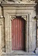 Puerta bajo el pórtico del Hôtel du Vieux-Raisin.