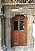 Puerta bajo el pórtico del Hôtel du Vieux-Raisin.