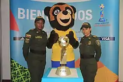 La mascota junto al trofeo de la Copa Mundial