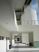 Pasillos internos de la Universidad del Caribe, días después del huracán Wilma.