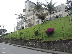 El palacio visto en el ascenso desde la Parque de las aguas.