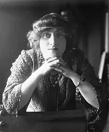 Valentine de Saint-Point 1914 (1).jpg