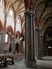 Interior de la basílica: pilares fasciculados