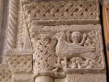 Detalle de un capitel de la portada.