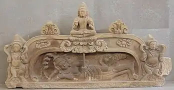 Un frontón sin terminar muestra el nacimiento de Brahma de un loto que crece en el ombligo de Vishnu.