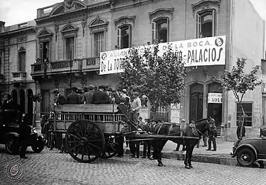Votantes del barrio de La Boca conducidos en carros a los comicios.