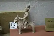 Una estatuilla funeraria con un estribo de montaje, fechada en el año 302 d.&nbsp;C., desenterrada cerca de Changsha.