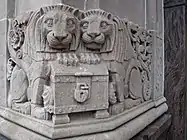 Los leones que custodian la puerta.