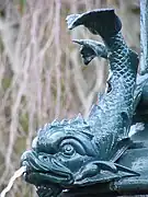 Pez en la fuente de Wolf Harris.