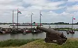 Woudrichem, el puerto histórico con el cañón cerca de Stadshaven-Rijkswal