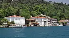 Yalıs de Yağlıkçı Hacı Reşit Bey (izquierda) y Prenses Rukiye (centro).