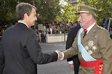 El presidente del Gobierno saluda al rey Juan Carlos I en octubre de 2010.