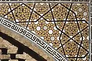 Teselado girih: patrones a escalas grandes y pequeñas en una enjuta del santuario de Darb-i Imam, Isfahan, 1453